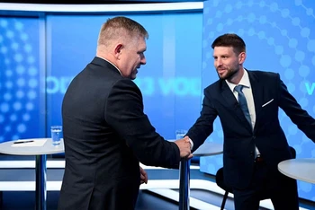 Các ứng viên Robert Fico, lãnh đạo đảng đảng Dân chủ Xã hội Smer (Smer-SD) và Michal Simecka, lãnh đạo phong trào Cấp tiến Slovakia (PS), bắt tay chào nhau trước cuộc tranh luận trên truyền hình tại TV TA3, trước cuộc bầu cử quốc hội sớm của Slovakia tại Bratislava ngày 26/9/2023. (Ảnh: REUTERS)