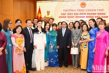 Thủ tướng Chính phủ Phạm Minh Chính chụp ảnh cùng các đại biểu dự gặp mặt đại diện giới doanh nhân Việt Nam, trong đó có các doanh nhân nữ tiêu biểu, ngày 11/10/2023 tại Hà Nội. (Ảnh: TRẦN HẢI)