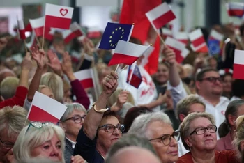 Những người ủng hộ Liên minh Dân sự (KO), nhóm đối lập lớn nhất, tham dự cuộc họp của lãnh đạo KO Donald Tusk, tại Lodz, Ba Lan, ngày 10/10/2023. (Ảnh: REUTERS)