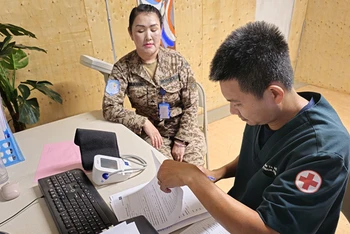 Bác sĩ Bệnh viện Quân y 175 kiểm tra sức khỏe cho cán bộ chiến sĩ nữ của tiểu đoàn Mông Cổ (Monbatt). (Ảnh: BVDC cấp 2 số 5 cung cấp)