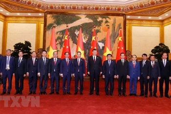 Chủ tịch nước Võ Văn Thưởng và Tổng Bí thư, Chủ tịch Trung Quốc Tập Cận Bình với các đại biểu hai nước. (Ảnh: Thống Nhất/TTXVN)