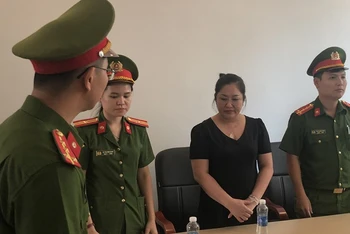 Bà Phan Thị Thanh (áo đen) nghe đọc lệnh bắt giam, ảnh Công an cung cấp