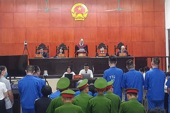 Quang cảnh phiên tòa xét xử vụ án "Vi phạm quy định về đấu thầu gây hậu quả nghiêm trọng" xảy ra tại Sở Y tế Quảng Ninh.