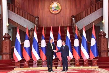 Thủ tướng Lào Sonexay Siphandone đón Thủ tướng Thái Lan Srettha Thavisin. (Ảnh: TTXVN)