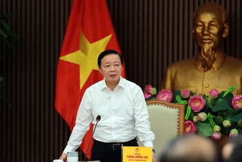 Phó Thủ tướng Trần Hồng Hà cho ý kiến cụ thể đối với kiến nghị của các địa phương về giao đất, thu tiền sử dụng đất theo phân kỳ đầu tư. ( Ảnh: VGP)