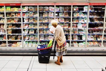 Người dân mua sắm tại một siêu thị ở thành phố Nice của Pháp. (Ảnh Reuters)