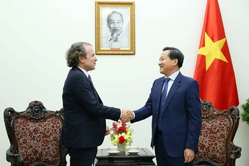 Phó Thủ tướng Lê Minh Khái tiếp ông Daniel Rosen, Giám đốc điều hành Tập đoàn Rosen Partner LLC (Hoa Kỳ). (Ảnh: VGP)