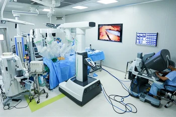 Phẫu thuật ung thư đường tiêu hóa bằng robot tại Bệnh viện K. (Ảnh THÁI HÀ)