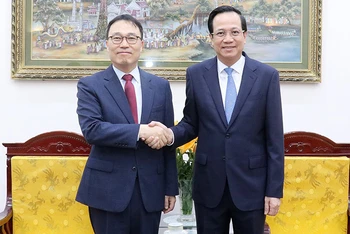 Bộ trưởng Đào Ngọc Dung tiếp tân Đại sứ Hàn Quốc tại Việt Nam Choi Young Sam. (Ảnh: Molisa)