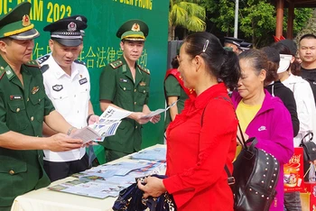 Đồn Biên phòng cửa khẩu quốc tế Hữu Nghị (huyện Cao Lộc) phát tờ rơi tuyên truyền pháp luật cho du khách qua lại cửa khẩu.