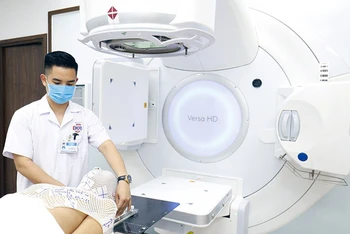Chuẩn bị xạ trị ung thư cho người bệnh tại Bệnh viện K. (Ảnh: nhandan.vn)