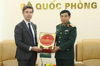 Đại tướng Phan Văn Giang trao quà lưu niệm tặng Đại sứ Julien Guerrier. (Ảnh: MOD)