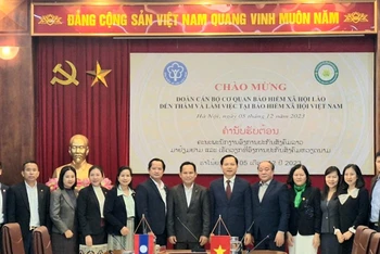 Các đại biểu Việt Nam và Lào tại buổi làm việc. (Ảnh: VSS)