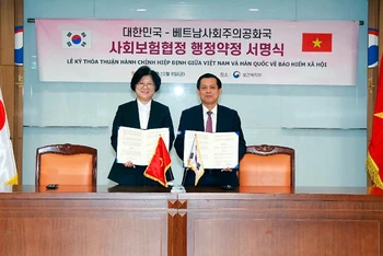 Thứ trưởng Lao động-Thương binh và Xã hội Nguyễn Bá Hoan và Thứ trưởng Y tế và Phúc lợi Hàn Quốc Kim Hyejin ký thỏa thuận hành chính giữa hai bộ để triển khai Hiệp định giữa Chính phủ hai nước về bảo hiểm xã hội. (Ảnh: Molisa).