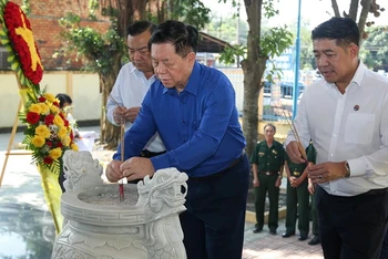 Trưởng Ban Tuyên giáo Trung ương Nguyễn Trọng Nghĩa thắp hương tưởng niệm tại Nhà bia tưởng niệm Liệt sĩ Sư đoàn 9, Quân đoàn 4. (Ảnh: TTXVN)