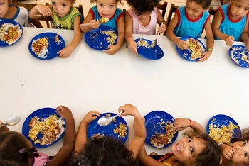 Các em học sinh dùng bữa ăn trong Chương trình dinh dưỡng học đường tại Mỹ Latin và Caribe. (Ảnh: UN)