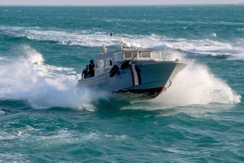 Tàu của Lực lượng Bảo vệ bờ biển Yemen tuần tra tại Biển Đỏ ngày 12/12/2023. (Ảnh: AFP/TTXVN)