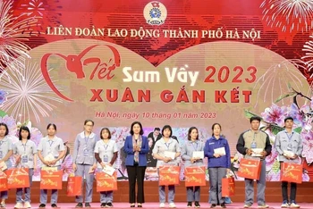 Chương trình “Tết sum vầy” năm 2023 hỗ trợ người lao động của Liên đoàn Lao động thành phố Hà Nội. (Ảnh: nhandan.vn)