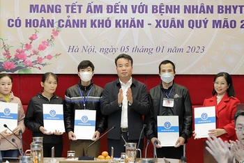 Tổng Giám đốc Bảo hiểm xã hội Việt Nam Nguyễn Thế Mạnh trao quà hỗ trợ bệnh nhân bảo hiểm y tế có hoàn cảnh khó khăn, tháng 1/2023. (Ảnh: Trần Hải)