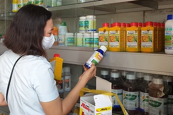 Thanh tra Sở Nông nghiệp và Phát triển nông thôn tỉnh Tây Ninh kiểm tra sản phẩm thuốc trừ sâu tại cửa hàng bán vật tư nông nghiệp trên địa bàn tỉnh. (Ảnh: Thanh Tân)