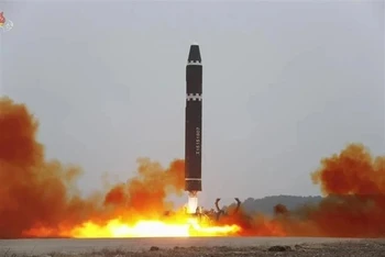 Một vụ phóng thử tên lửa đạn đạo liên lục địa Hwasong-15 của Triều Tiên ngày 18/2/2023. (Ảnh: YONHAP/TTXVN)