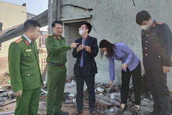 Lực lượng chức năng khám nghiệm hiện trường vụ cháy nổ do pháo xảy ra ngày 7/12/2023, tại xóm Tây Thổ, xã Văn Hải (huyện Kim Sơn, tỉnh Ninh Bình) (Ảnh: VĂN LÚA)