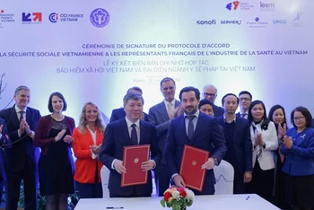 Bảo hiểm xã hội Việt Nam và Phòng Xúc tiến Thương mại Pháp tại Việt Nam ký kết Bản ghi nhớ hợp tác chiến lược. (Ảnh: VSS)