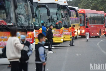 Liên đoàn Lao động thành phố Hà Nội tổ chức những chuyến xe miễn phí đưa công nhân về quê đón Tết Nguyên đán Giáp Thìn. Ảnh: THÀNH ĐẠT