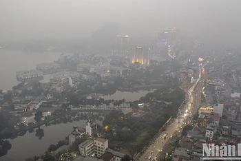 Hình ảnh nhiều khu vực ở Hà Nội thường xuyên ở trong tình trạng không khí trắng đục mịt mù của sương và khói bụi mịn ngày 31/12/2023. Ảnh: THÀNH ĐẠT