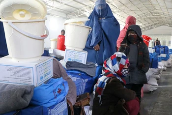 Phụ nữ và con gái của họ ở Afghanistan nhận được bộ dụng cụ hỗ trợ trong mùa đông từ Quỹ Nhi đồng Liên hợp quốc thời gian trước đây. Ảnh: UNICEF
