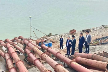 Cục Thủy lợi kiểm tra công tác lấy nước trên địa bàn thành phố Hà Nội, tháng 2/2024. Ảnh: BẢO HÂN