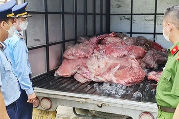 Thịt lợn bốc mùi hôi thối trên đường đi tiêu thụ tại địa bàn tỉnh Nghệ An vào thời điểm 2023. Ảnh: BẢO LOAN