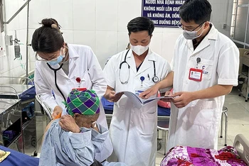 Các bác sĩ nội trú Bệnh viện Đại học Y Hà Nội phối hợp bác sĩ Trung tâm Y tế huyện Si Ma Cai (Lào Cai) khám, chữa bệnh cho người dân. Ảnh: nhandan.vn