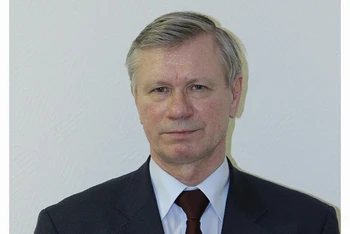 Giáo sư, Tiến sĩ Vladimir Buyanov.