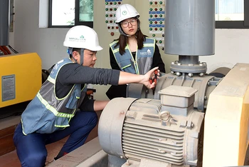 Kỹ sư vận hành Nhà máy xử lý nước thải tập trung , Khu Công nghiệp Nam Cầu Kiền, Hải Phòng. ( Ảnh: KHÁNH AN)