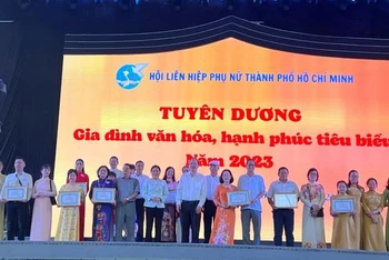 Hội Liên hiệp Phụ nữ Thành phố Hồ Chí Minh tuyên dương 50 gương gia đình văn hóa, hạnh phúc tiêu biểu năm 2023. Ảnh: YẾN NGỌC