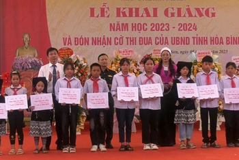 Ban Chỉ huy quân sự huyện Đà Bắc tặng xe đạp cho học sinh Trường THCS Cao Sơn nhân dịp khai giảng năm học 2023-2024.