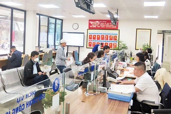 Người dân làm thủ tục tại bộ phận “một cửa” Ủy ban nhân dân quận Đống Đa, Hà Nội. (Ảnh: nhandan.vn)