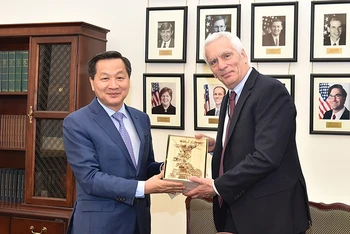Phó Thủ tướng Lê Minh Khái gặp Chủ tịch Hội đồng Cố vấn kinh tế quốc gia thuộc Nhà trắng J.Bernstein. Ảnh VGP