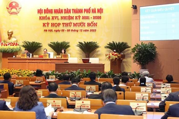 Kỳ họp thứ 14 Hội đồng nhân dân thành phố Hà Nội, nhiệm kỳ 2021-2026, thông qua Nghị quyết quy định số lượng, mức phụ cấp thường xuyên đối với công an xã bán chuyên trách ở thôn tham gia bảo đảm an ninh trật tự ở cơ sở. (Ảnh: chinhphu.vn)
