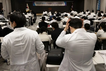 Một cuộc gặp giữa đại diện các bác sĩ ở Seoul và Chính phủ Hàn Quốc. Ảnh: YONHAP 