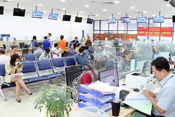 Người dân, doanh nghiệp đến làm thủ tục hành chính tại Trung tâm hành chính công thành phố Biên Hòa, Đồng Nai.