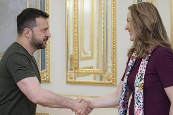 Tổng Giám đốc Tổ chức Di cư Quốc tế (IOM) Amy Pope gặp Tổng thống Ukraine Volodymyr Zelensky. (Ảnh: https://twitter.com/UNmigration)