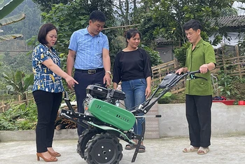 Hỗ trợ máy sản xuất cho nông dân nghèo xã Hồng Ca, huyện Trấn Yên, tỉnh Yên Bái. (Ảnh: THANH SƠN)