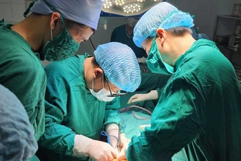 Một ca phẫu thuật ở Bệnh viện đa khoa huyện Kiến Xương, tỉnh Thái Bình. (Ảnh: BVCC)