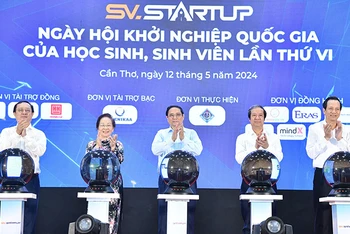 Thủ tướng Phạm Minh Chính và các đồng chí lãnh đạo thực hiện nghi thức khai mạc SV-Startup.