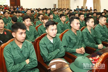 Huyện Hương Sơn, Hà Tĩnh tổ chức lễ gặp mặt, giao lưu, tặng quà cho thanh niên lên đường nhập ngũ năm 2024.