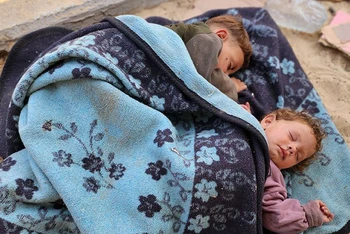 Trẻ em ngủ ngoài trời ở al-Mawasi, phía nam Dải Gaza. (Ảnh: UNICEF) 