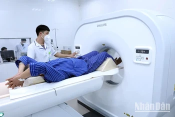 Các bác sĩ Bệnh viện đa khoa tỉnh Lạng Sơn thực hiện chụp cắt lớp vi tính phục vụ chẩn đoán và điều trị cho bệnh nhân. (Ảnh: TRÁNG ĐẠT)