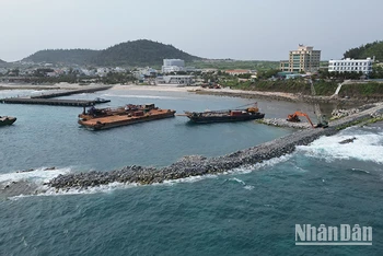  Hệ thống hạ tầng cảng Bến Đình và đê chắn sóng được đầu tư tổng vốn gần 510 tỷ đồng để tiếp nhận tàu thuyền tuyến Sa Kỳ-Lý Sơn, phục vụ phát triển kinh tế-xã hội huyện đảo Lý Sơn.